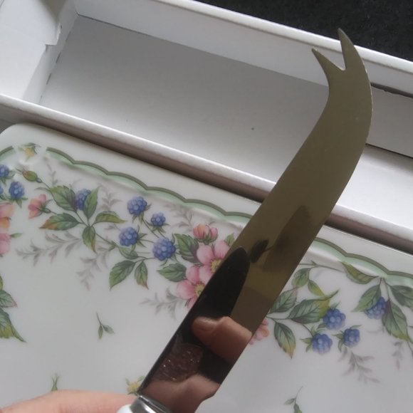 Andrea By Sadek Porcelain Cheese board with matching knife - Picture 11 of 12